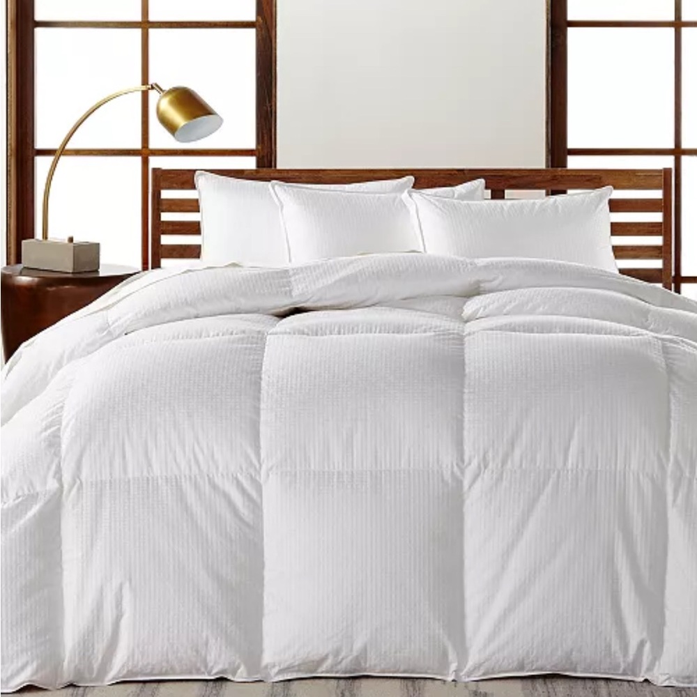 - Hotel colle  goose down conforter medium weight  queen used